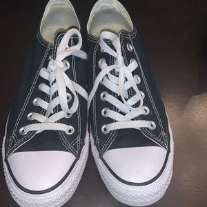 Converse unisex low top. Black and white